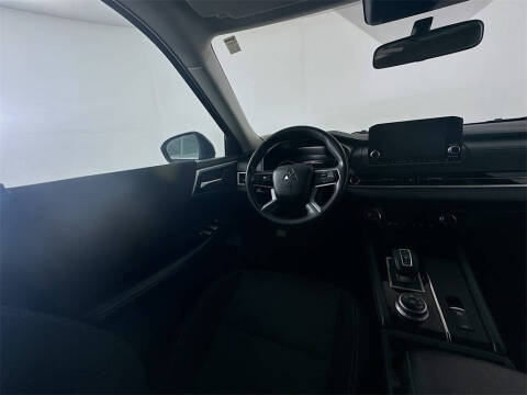 2024 Mitsubishi Outlander ES