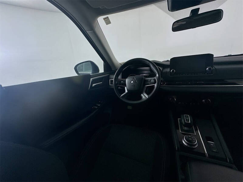 2024 Mitsubishi Outlander ES