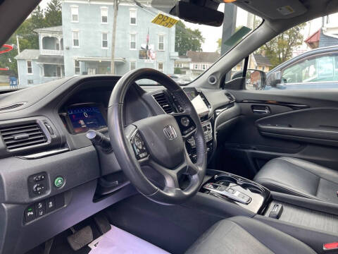 2022 Honda Pilot Touring w/Rear Captain's Chairs