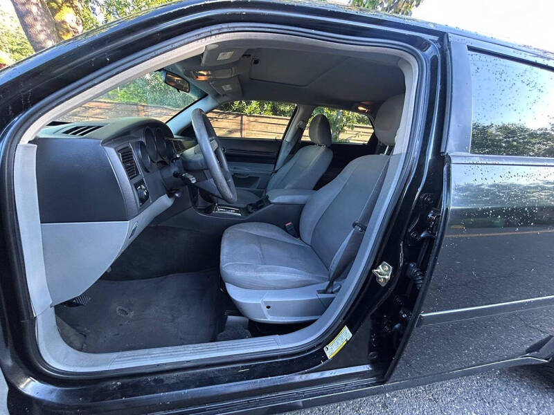 2005 Dodge Magnum SE