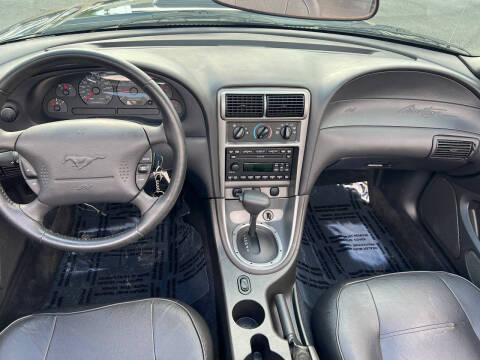 2004 Ford Mustang Deluxe