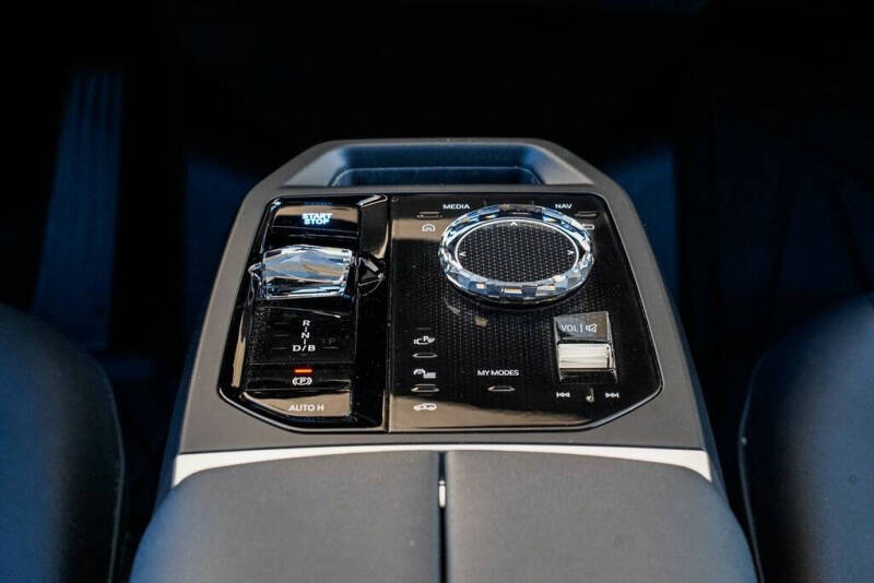 2025 BMW iX xDrive50