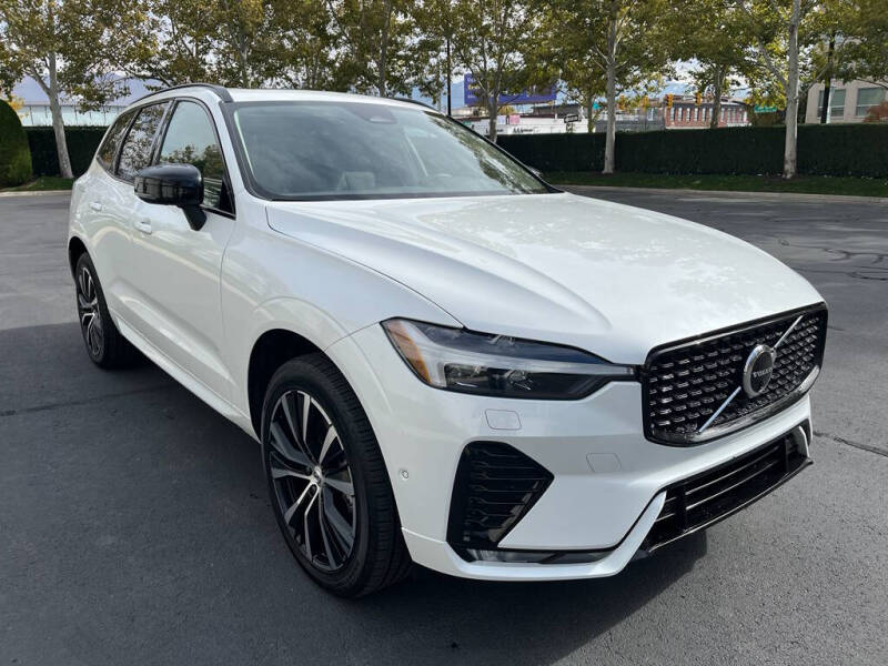 2025 Volvo XC60 B5 Plus Dark Theme