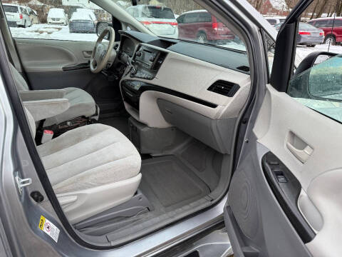 2013 Toyota Sienna LE 7-Passenger Auto Access Seat
