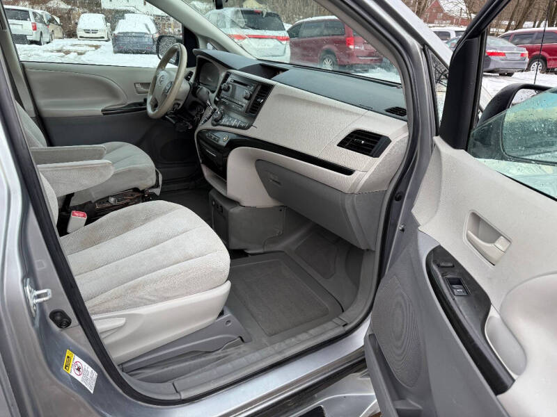 2013 Toyota Sienna LE 7-Passenger Auto Access Seat