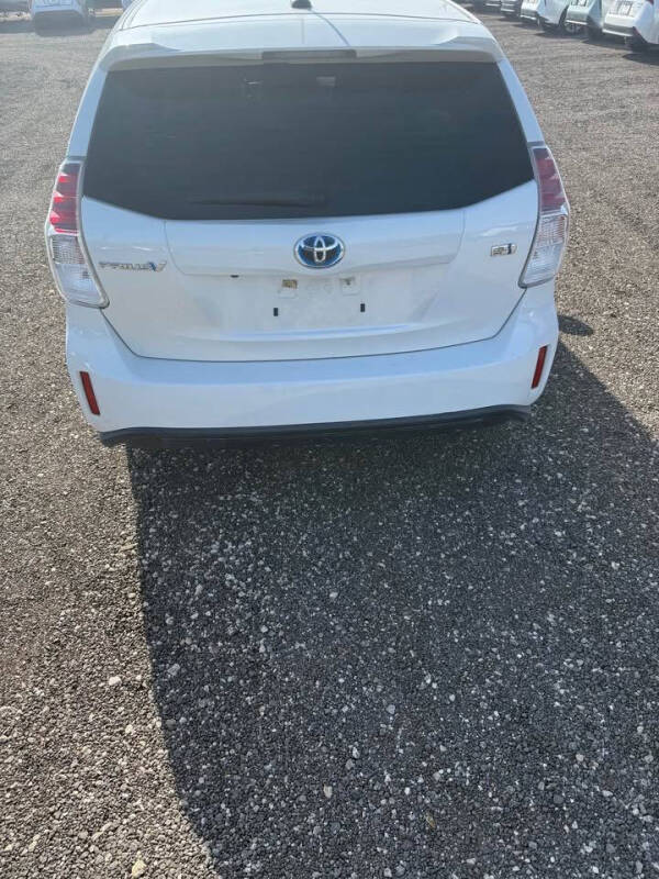 2017 Toyota Prius v Three