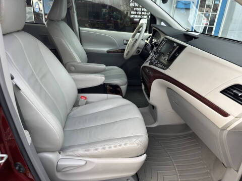2011 Toyota Sienna XLE 7-Passenger Auto Access Seat