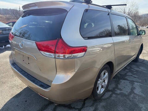2013 Toyota Sienna LE 8-Passenger