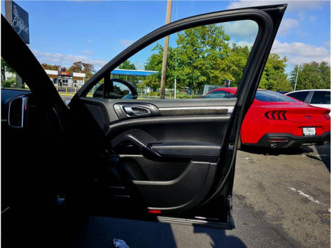 2017 Porsche Cayenne Platinum Edition