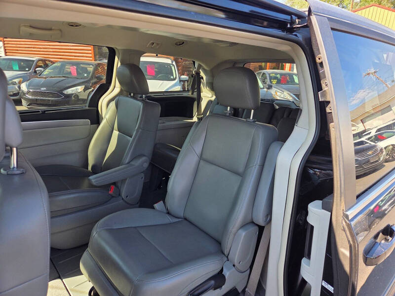 2013 Volkswagen Routan SE