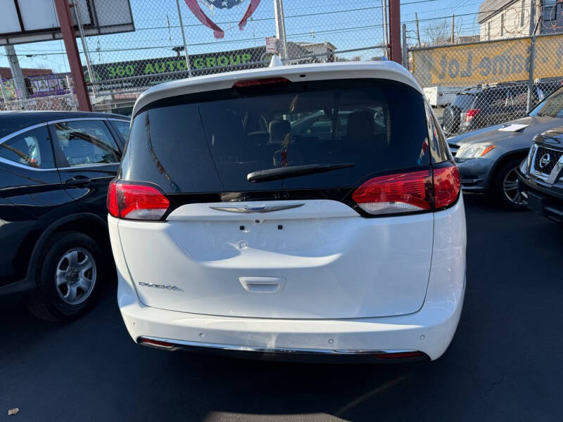 2018 Chrysler Pacifica Touring L photo 6