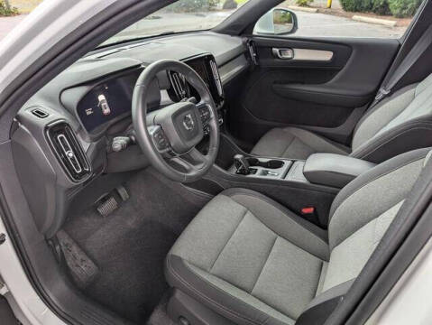 2025 Volvo XC40 B5 Core Bright Theme