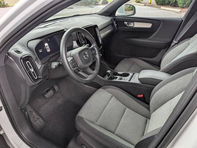 2025 Volvo XC40 B5 Core Bright Theme