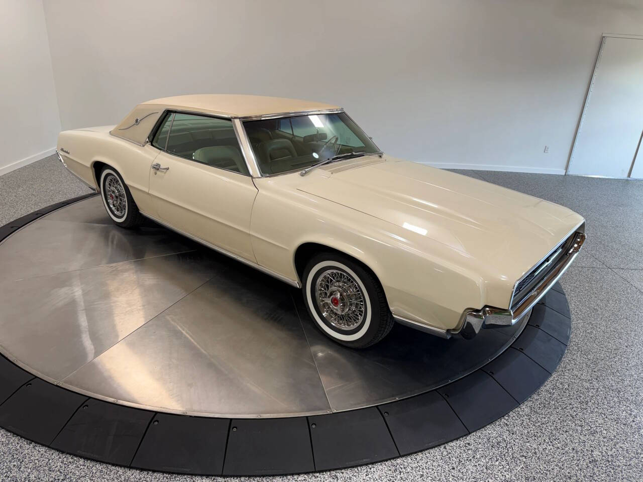 1967 Ford Thunderbird 28