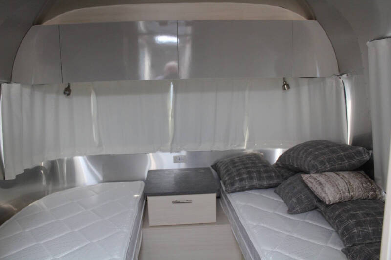 2022 Airstream Flying Cloud 27FB Twin