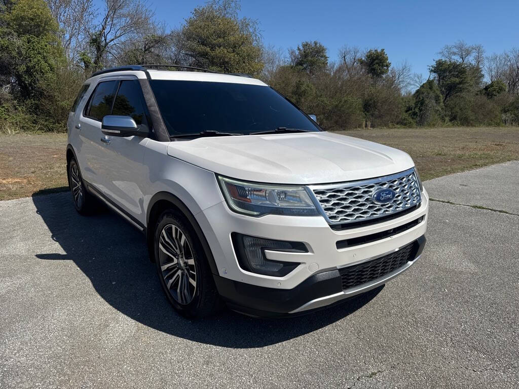 Off white 2016 Ford Explorer Platinum AWD Platinum 4dr SUV 1
