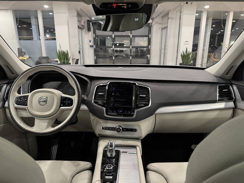 2016 Volvo XC90 T8 eAWD Momentum
