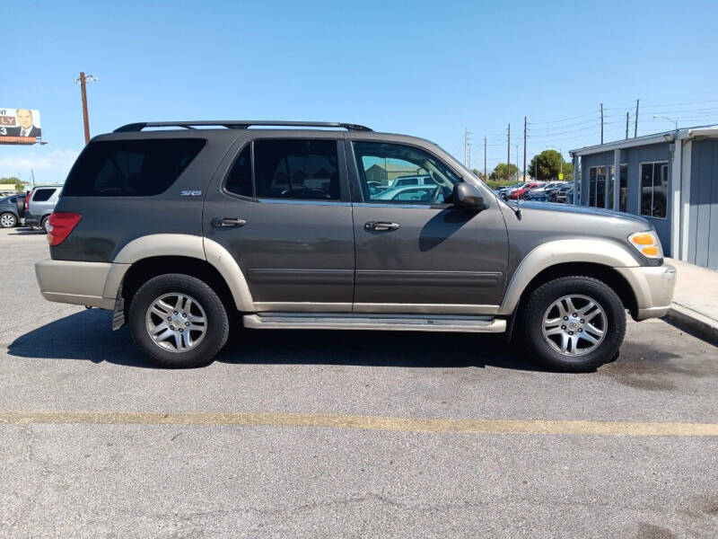 2003 Toyota Sequoia SR5 photo 2