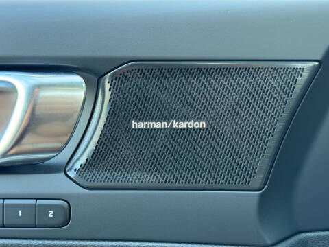 2024 Volvo XC40 B5 Ultimate Bright Theme