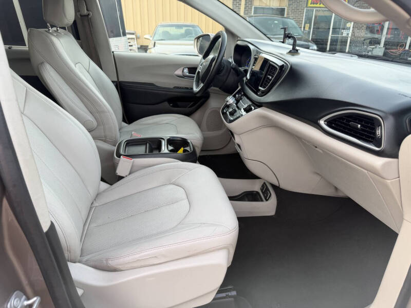 2017 Chrysler Pacifica Hybrid Premium
