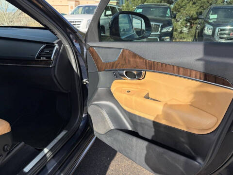 2016 Volvo XC90 T6 Momentum