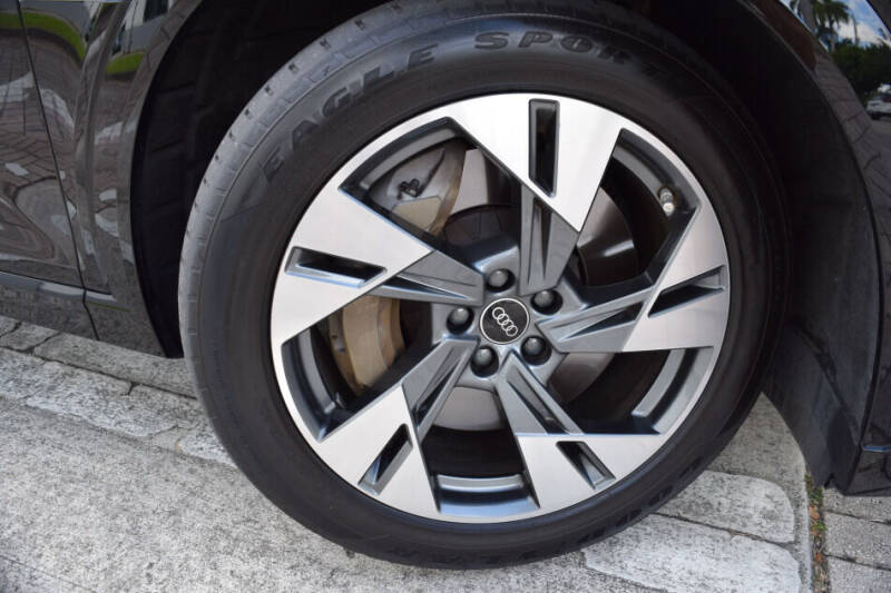 2022 Audi e-tron quattro Premium