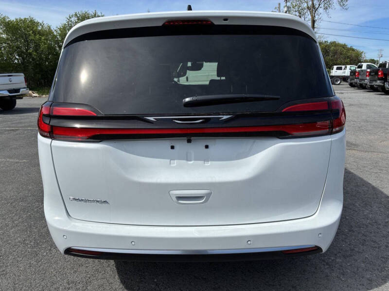 2027 Chrysler Pacifica Select