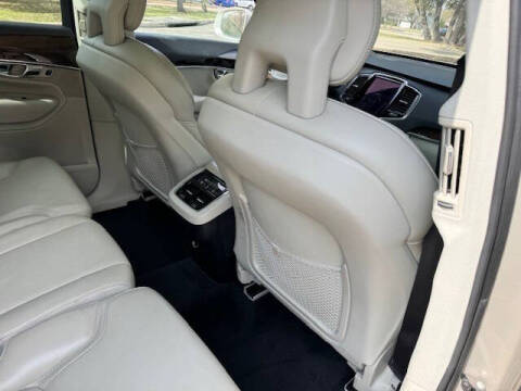 2016 Volvo XC90 T6 Momentum