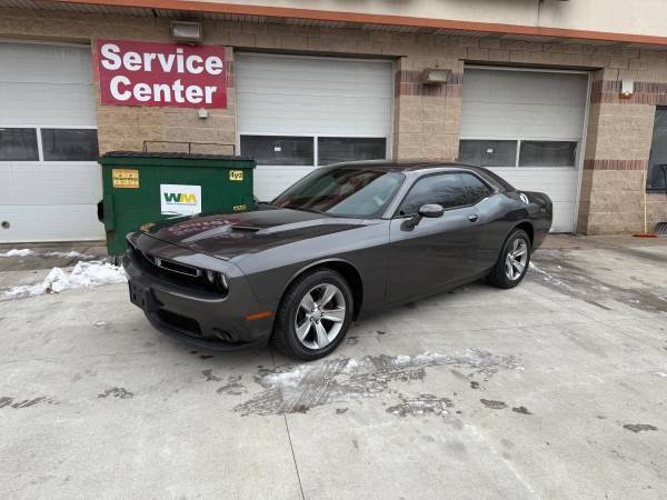 2016 Dodge Challenger SXT's photo