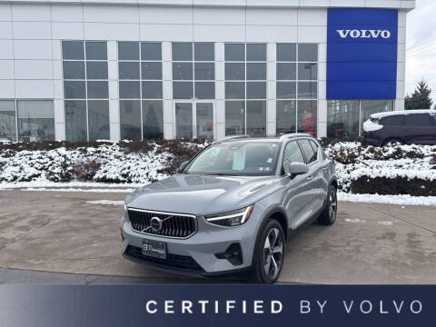 2025 Volvo XC40 B5 Plus Bright Theme