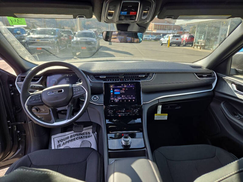 2025 Jeep Grand Cherokee Laredo