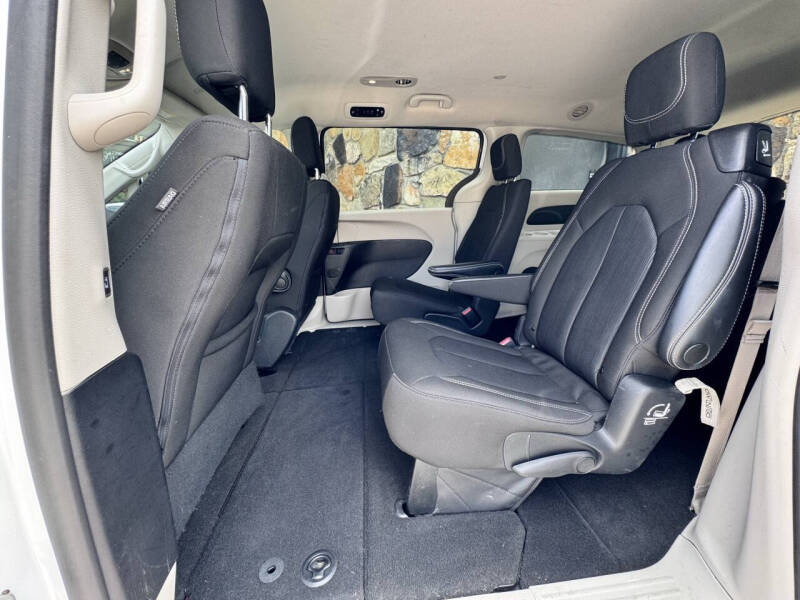 2022 Chrysler Voyager LX