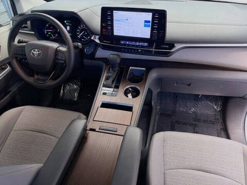 2022 Toyota Sienna LE 8-Passenger