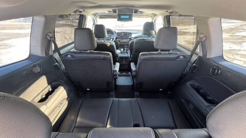 2019 Honda Pilot Touring w/Rear Captain's Chairs