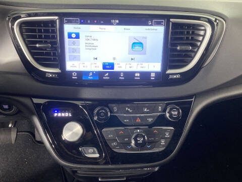 2025 Chrysler Voyager LX