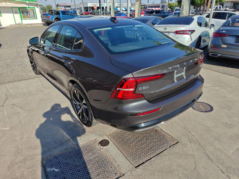 2024 Volvo S60 B5 Core Dark Theme