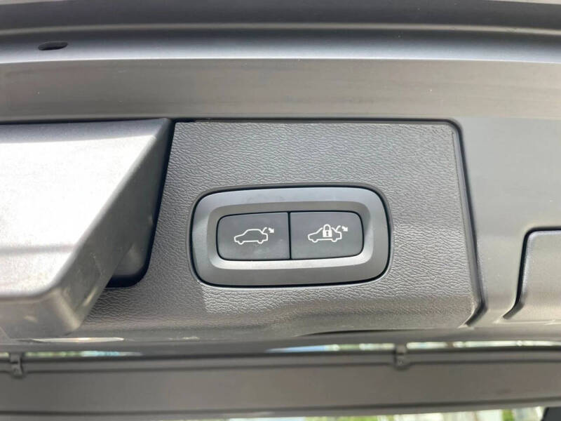 2023 Volvo XC60 B5 Plus Dark Theme