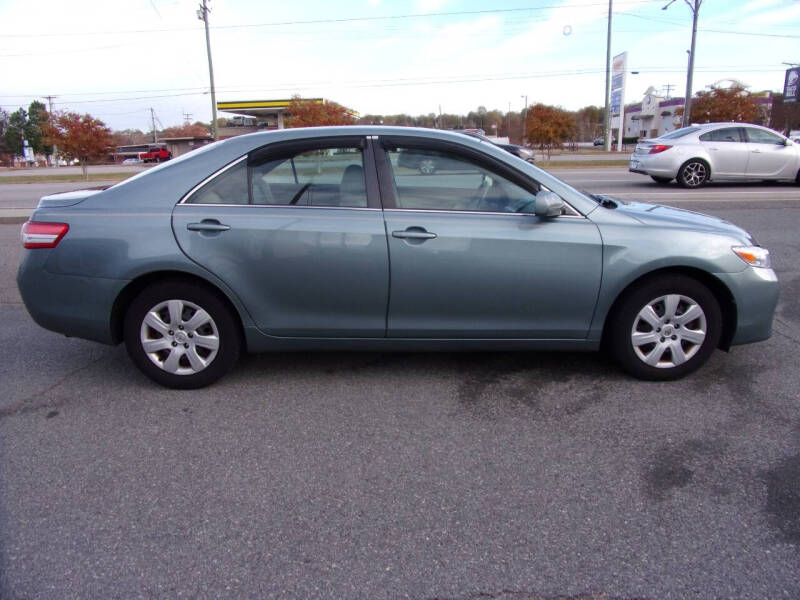 2010 Toyota Camry LE photo 7