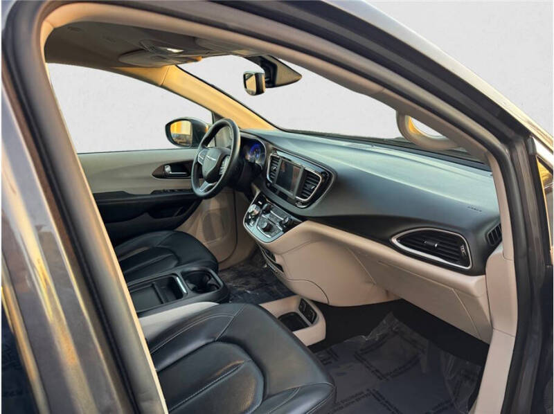 2020 Chrysler Voyager LXi