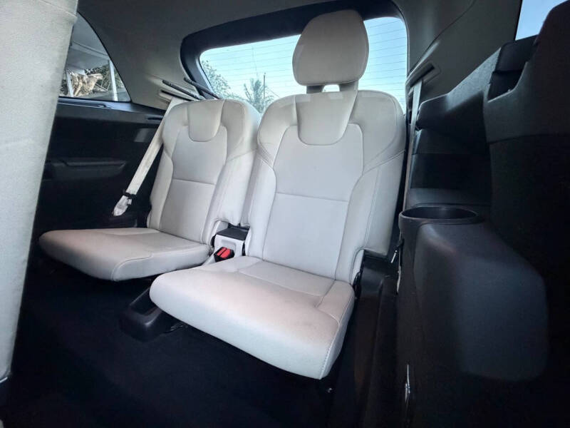 2017 Volvo XC90 T6 Momentum