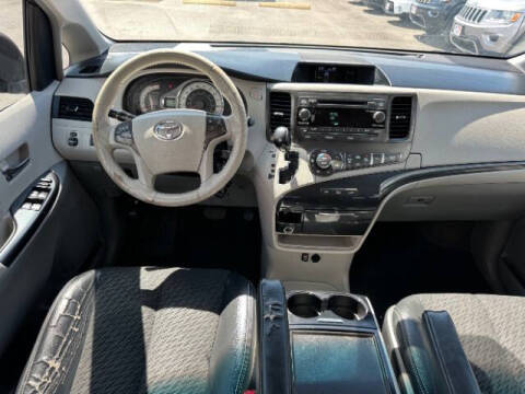 2014 Toyota Sienna SE 8-Passenger