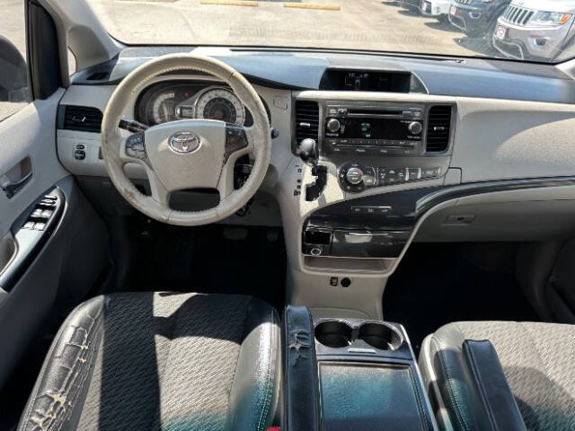 2014 Toyota Sienna SE 8-Passenger