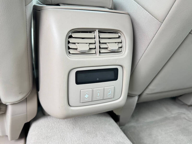 2009 Cadillac DTS Luxury 6-Passenger