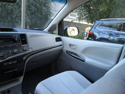 2012 Toyota Sienna LE 8-Passenger