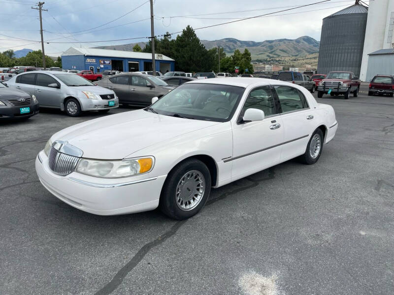 1999 Lincoln Town Car for sale at R & J Auto Sales in Pocatello ID