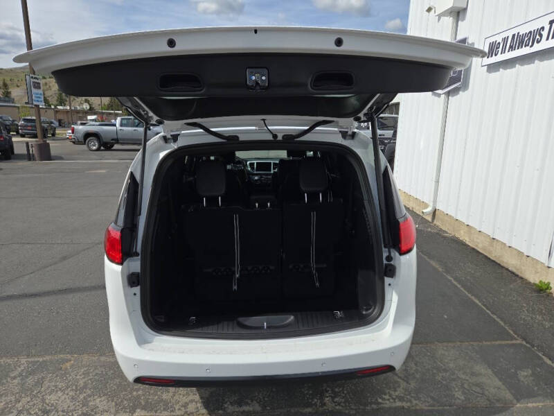 2025 Chrysler Voyager LX