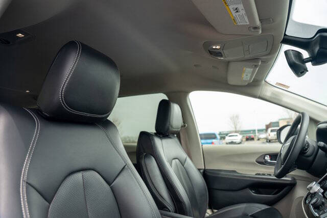 2023 Chrysler Pacifica Plug-In Hybrid Touring L