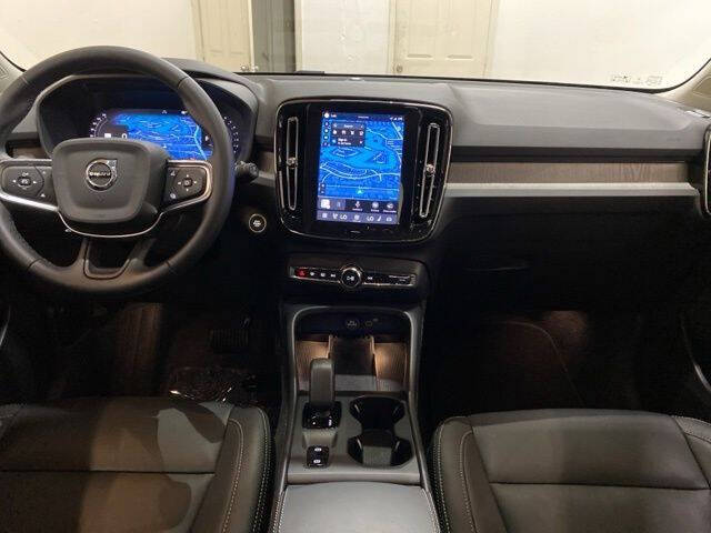 2025 Volvo XC40 B5 Core Bright Theme