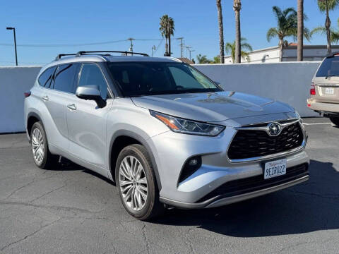 2023 Toyota Highlander Hybrid Platinum