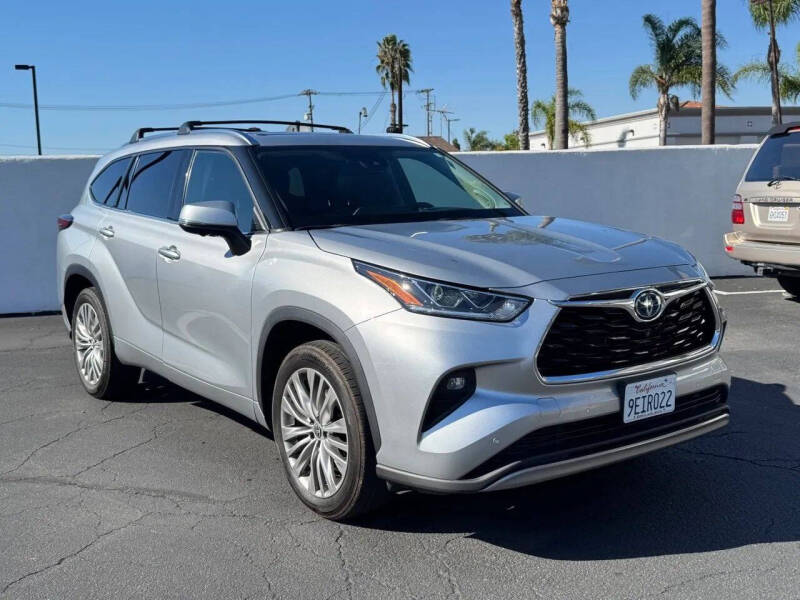 2023 Toyota Highlander Hybrid Platinum